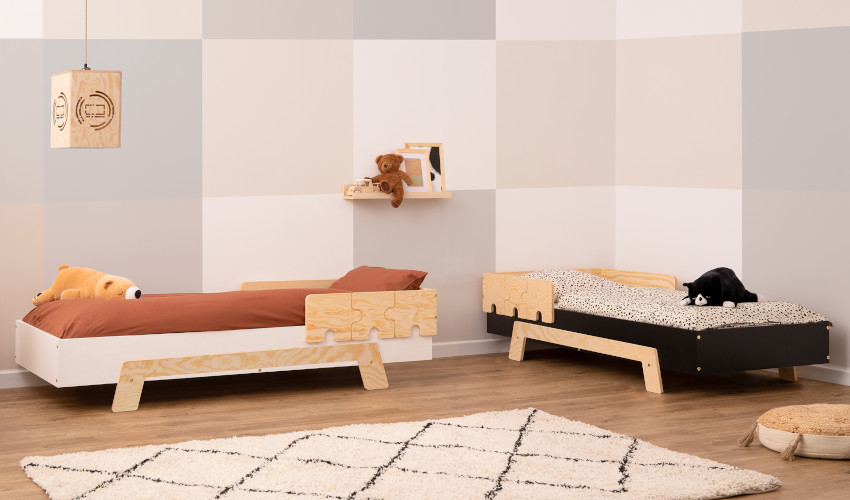 Weißes und schwarzes Holzbett mit Schutzgitter in Puzzle-Form aus Kiefernsperrholz in Naturholzfarbe